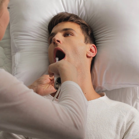 A woman who is a guardian of a man who lives lying down due to physical discomfort is brushing his teeth with the G100, bluereo's electric suction toothbrush. By suctioning man's gargling water through electric suction toothbrush and connecting it to a foldable pouch used together, it can help brushing more conveniently.